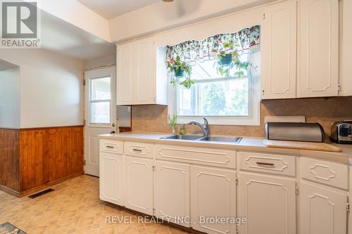 160 East 31St Street, Hamilton, ON - Indoor Photo Showing Kitchen With Double Sink