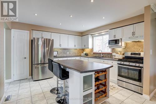 39 Loneoak Crescent, Hamilton, ON - Indoor Photo Showing Kitchen