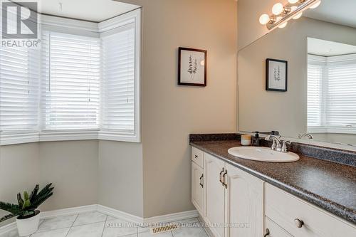 39 Loneoak Crescent, Hamilton, ON - Indoor Photo Showing Bathroom