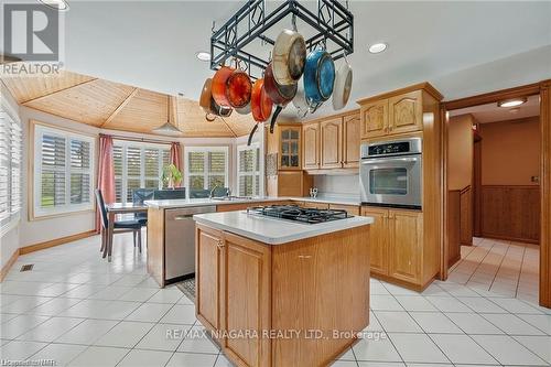 10118 Willoughby Drive, Niagara Falls, ON - Indoor Photo Showing Kitchen