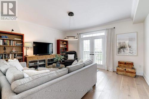 402 Martha Street, Burlington, ON - Indoor Photo Showing Living Room
