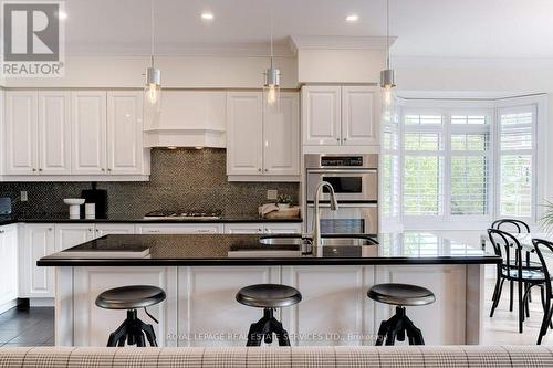 402 Martha Street, Burlington, ON - Indoor Photo Showing Kitchen With Upgraded Kitchen