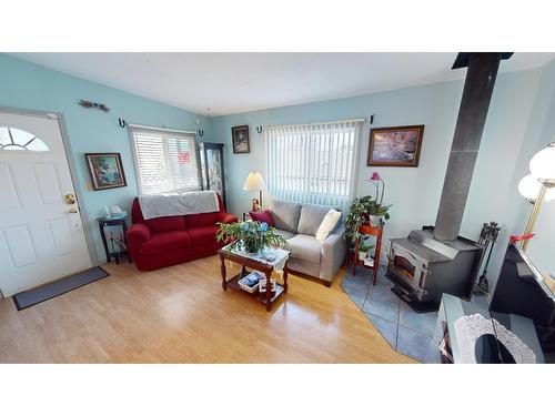 77 Little Van Horne Street S, Cranbrook, BC - Indoor Photo Showing Living Room
