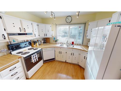 77 Little Van Horne Street S, Cranbrook, BC - Indoor Photo Showing Kitchen