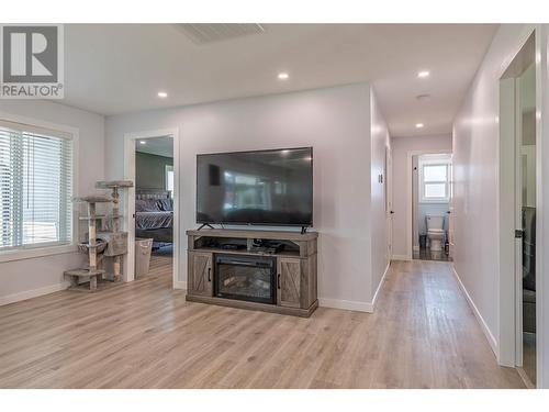 45 Fairmont Place, Coldstream, BC - Indoor Photo Showing Living Room