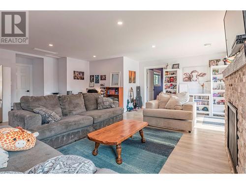 45 Fairmont Place, Coldstream, BC - Indoor Photo Showing Living Room