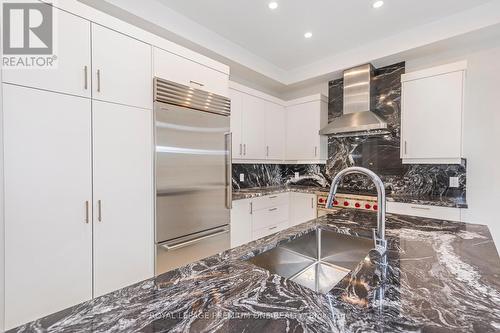 137 Timber Creek Boulevard, Vaughan, ON - Indoor Photo Showing Kitchen With Double Sink With Upgraded Kitchen