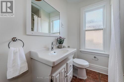 110 Harris Street, Guelph, ON - Indoor Photo Showing Bathroom