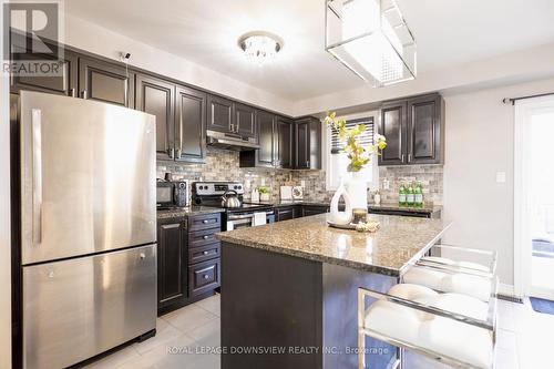 35 Magpie Way, Whitby, ON - Indoor Photo Showing Kitchen With Upgraded Kitchen