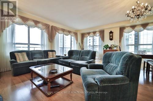 509 - 2 Aberfoyle Crescent, Toronto, ON - Indoor Photo Showing Living Room
