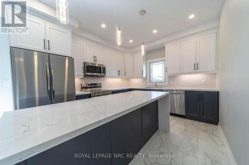 1 Alicia Crescent, Thorold, ON - Indoor Photo Showing Kitchen With Upgraded Kitchen