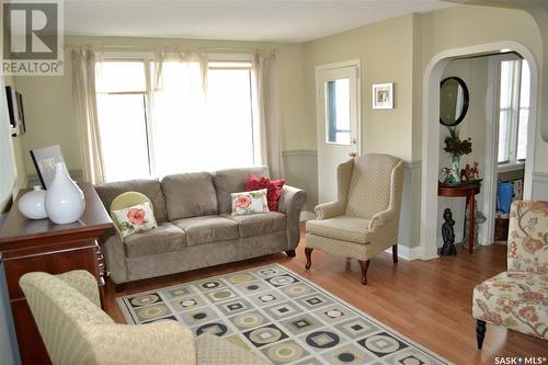 211 6Th Avenue, Kindersley, SK - Indoor Photo Showing Living Room