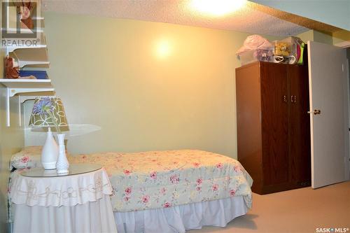 211 6Th Avenue, Kindersley, SK - Indoor Photo Showing Bedroom