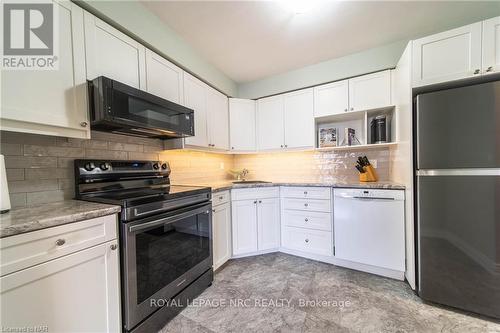 301 - 162 Martindale Road, St. Catharines, ON - Indoor Photo Showing Kitchen