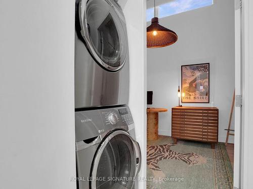 209-676 Richmond St W, Toronto, ON - Indoor Photo Showing Laundry Room