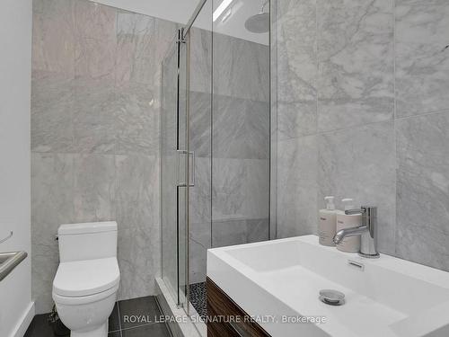 209-676 Richmond St W, Toronto, ON - Indoor Photo Showing Bathroom