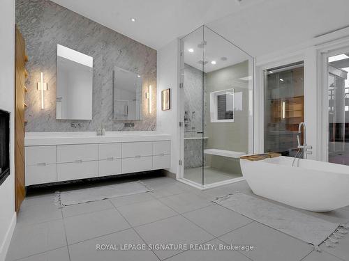 209-676 Richmond St W, Toronto, ON - Indoor Photo Showing Bathroom