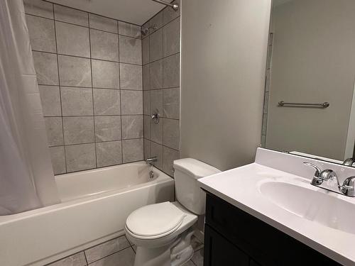 372/374 Mcgowan Ave, Kamloops, BC - Indoor Photo Showing Bathroom