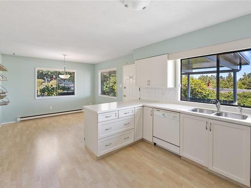 538 Beach Rd, Qualicum Beach, BC - Indoor Photo Showing Kitchen With Double Sink