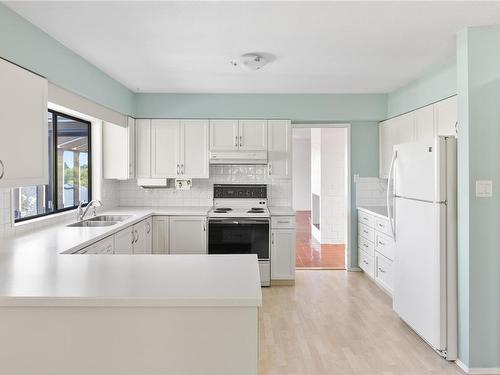 538 Beach Rd, Qualicum Beach, BC - Indoor Photo Showing Kitchen With Double Sink