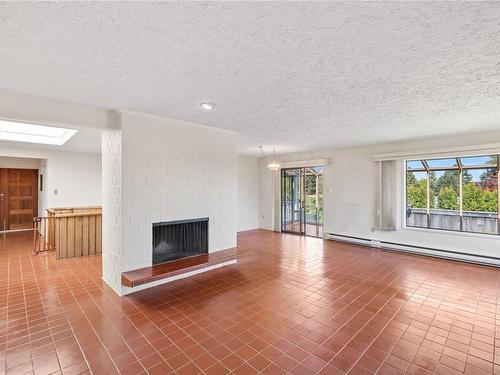 538 Beach Rd, Qualicum Beach, BC - Indoor Photo Showing Living Room With Fireplace