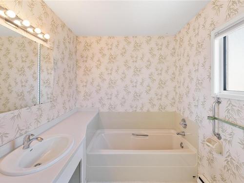 538 Beach Rd, Qualicum Beach, BC - Indoor Photo Showing Bathroom