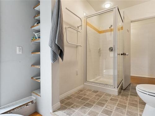 1039 Verrinder Ave, Victoria, BC - Indoor Photo Showing Bathroom