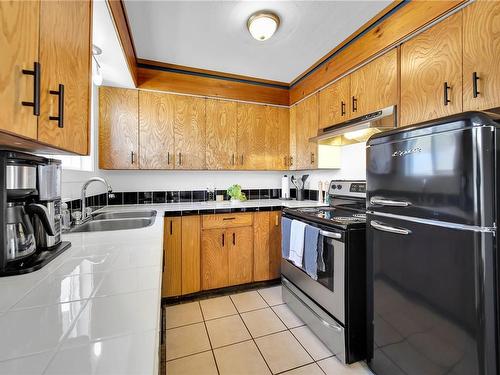 5028 Montrose St, Port Alberni, BC - Indoor Photo Showing Kitchen With Double Sink