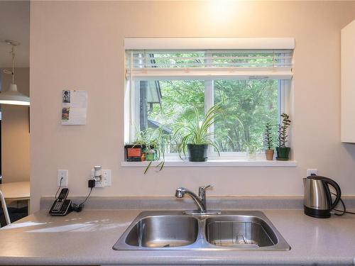 5-555 Rockland Rd, Campbell River, BC - Indoor Photo Showing Kitchen With Double Sink