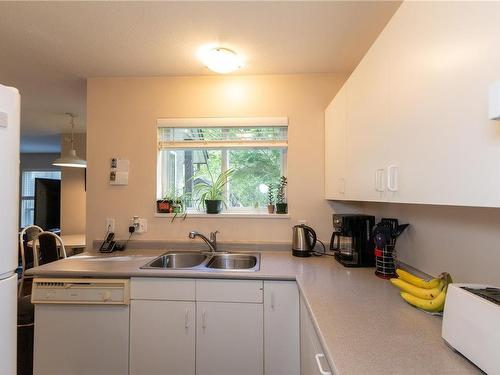 5-555 Rockland Rd, Campbell River, BC - Indoor Photo Showing Kitchen With Double Sink