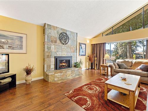 100 Ranchview Rd, Nanaimo, BC - Indoor Photo Showing Living Room With Fireplace