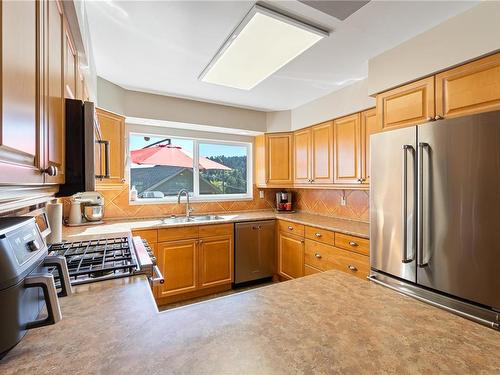 100 Ranchview Rd, Nanaimo, BC - Indoor Photo Showing Kitchen With Double Sink