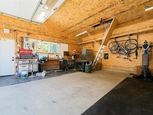 100 Ranchview Rd, Nanaimo, BC - Indoor Photo Showing Garage