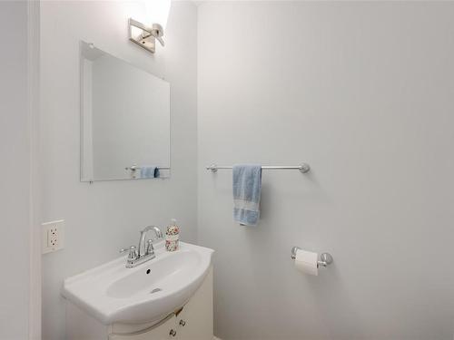 761 Trunk Rd, Duncan, BC - Indoor Photo Showing Bathroom