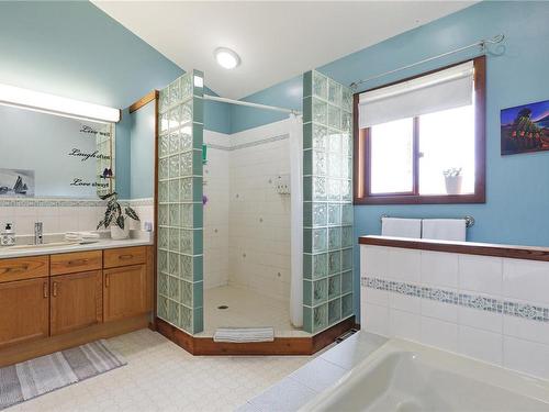 3494 Macaulay Rd, Black Creek, BC - Indoor Photo Showing Bathroom