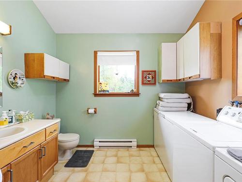 3494 Macaulay Rd, Black Creek, BC - Indoor Photo Showing Laundry Room