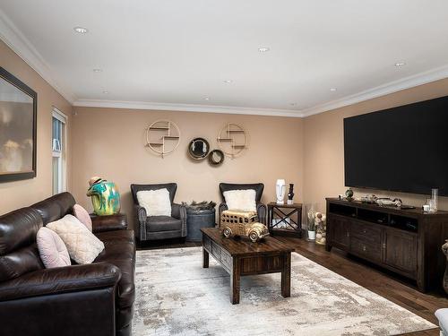 1007 Kentwood Pl, Saanich, BC - Indoor Photo Showing Living Room