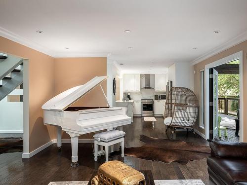 1007 Kentwood Pl, Saanich, BC - Indoor Photo Showing Living Room