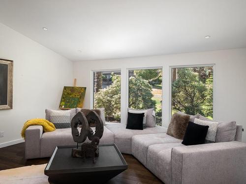 1007 Kentwood Pl, Saanich, BC - Indoor Photo Showing Living Room