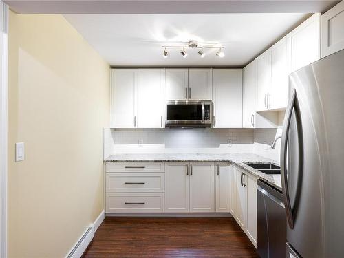 4924 Winterburn Pl, Saanich, BC - Indoor Photo Showing Kitchen With Double Sink With Upgraded Kitchen