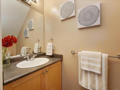 631 Treanor Ave, Langford, BC - Indoor Photo Showing Bathroom