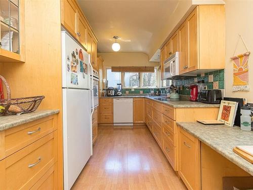 971 Wilmer St, Victoria, BC - Indoor Photo Showing Kitchen