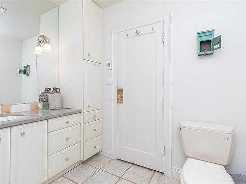 971 Wilmer St, Victoria, BC - Indoor Photo Showing Bathroom