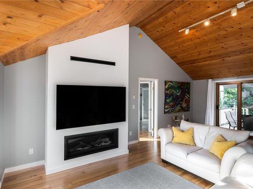 5018 Lochside Dr, Saanich, BC - Indoor Photo Showing Living Room With Fireplace