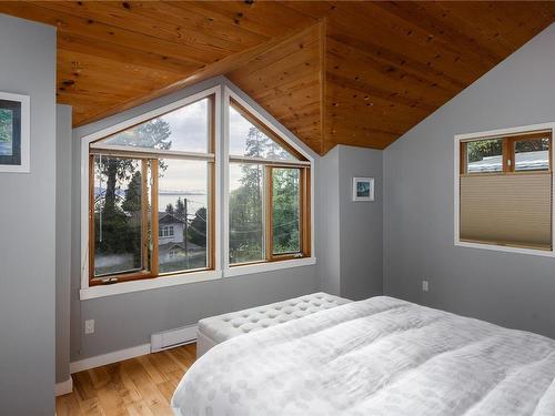 5018 Lochside Dr, Saanich, BC - Indoor Photo Showing Bedroom