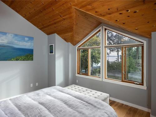5018 Lochside Dr, Saanich, BC - Indoor Photo Showing Bedroom