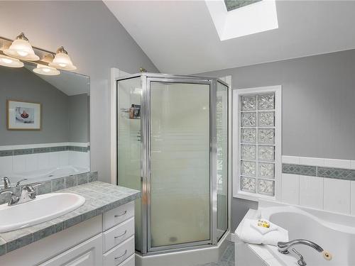 5018 Lochside Dr, Saanich, BC - Indoor Photo Showing Bathroom