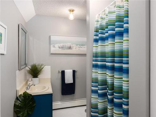 5018 Lochside Dr, Saanich, BC - Indoor Photo Showing Bathroom