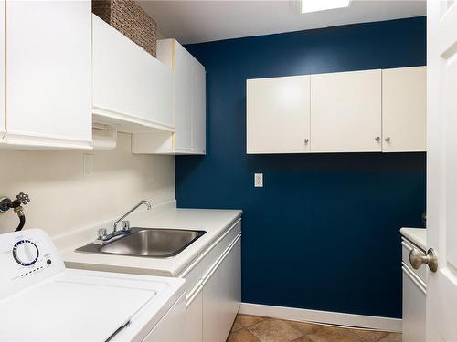 5018 Lochside Dr, Saanich, BC - Indoor Photo Showing Laundry Room