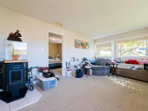122 Bonavista Pl, Nanaimo, BC - Indoor Photo Showing Living Room